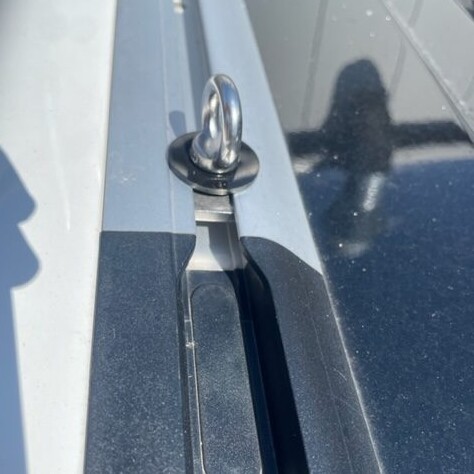 Oesen und Schrauben zur Befestigung an Dach C-Schiene VW California 